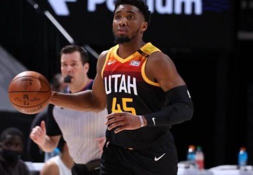 字母哥热身赛前掌掴队友引爆争议，领袖风格惹球迷两极化热议